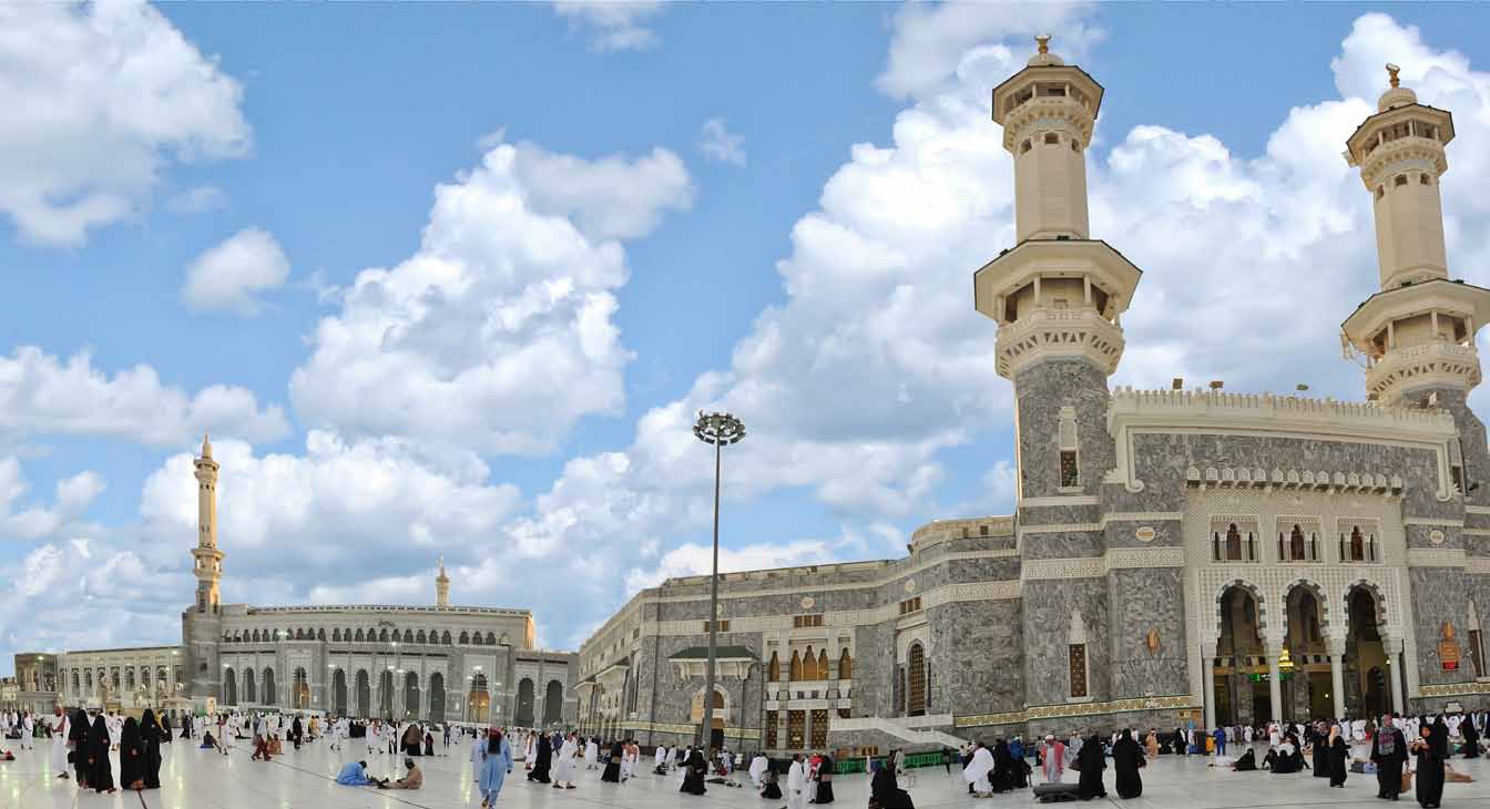 المسجد الحرام تحت سماء زرقاء