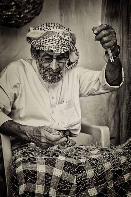 حِرفي يعمل على نسيج تقليدي