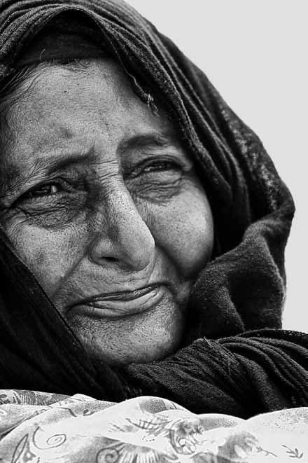 صورة بورتريه بالأبيض والأسود لسيدة مسنّة